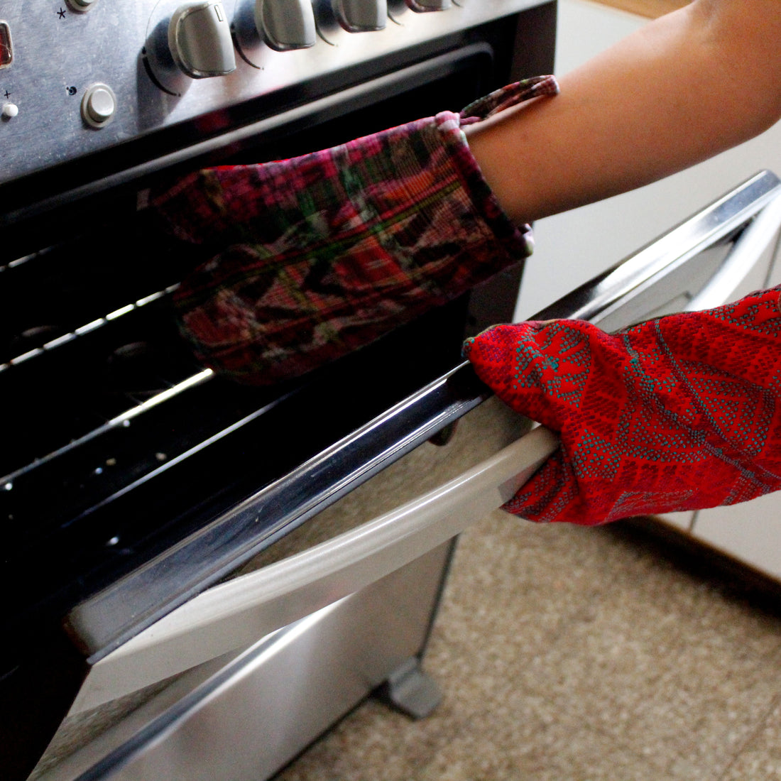 WHOLESALE Oven Mitt Set (Both Hands)